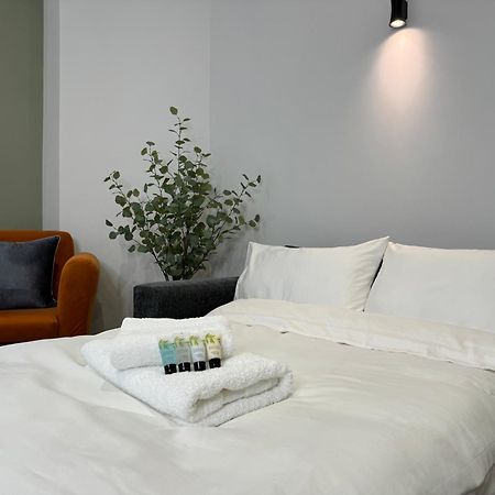 Modern One-Bedroom Apartment Суиндон Экстерьер фото