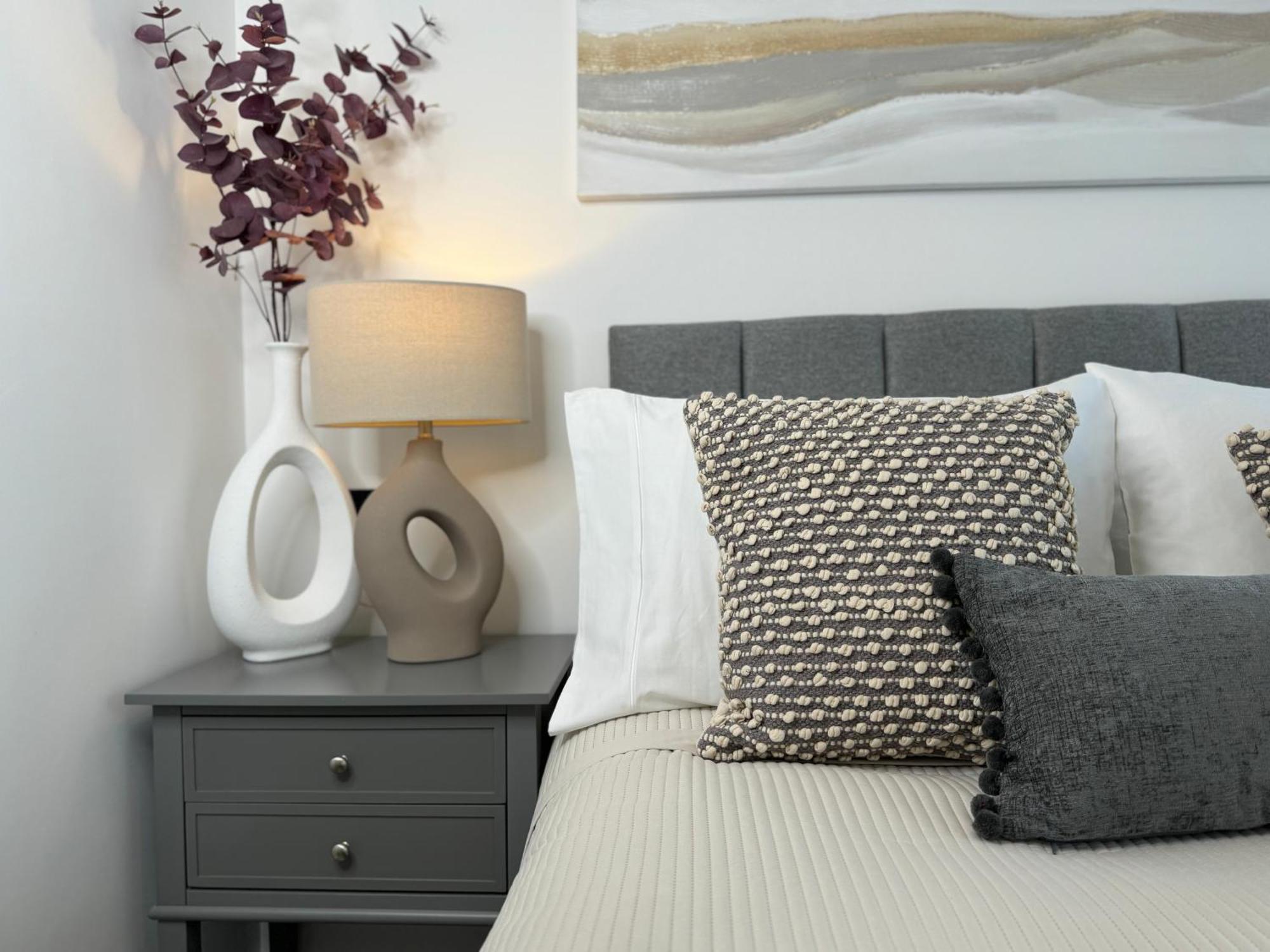 Modern One-Bedroom Apartment Суиндон Экстерьер фото