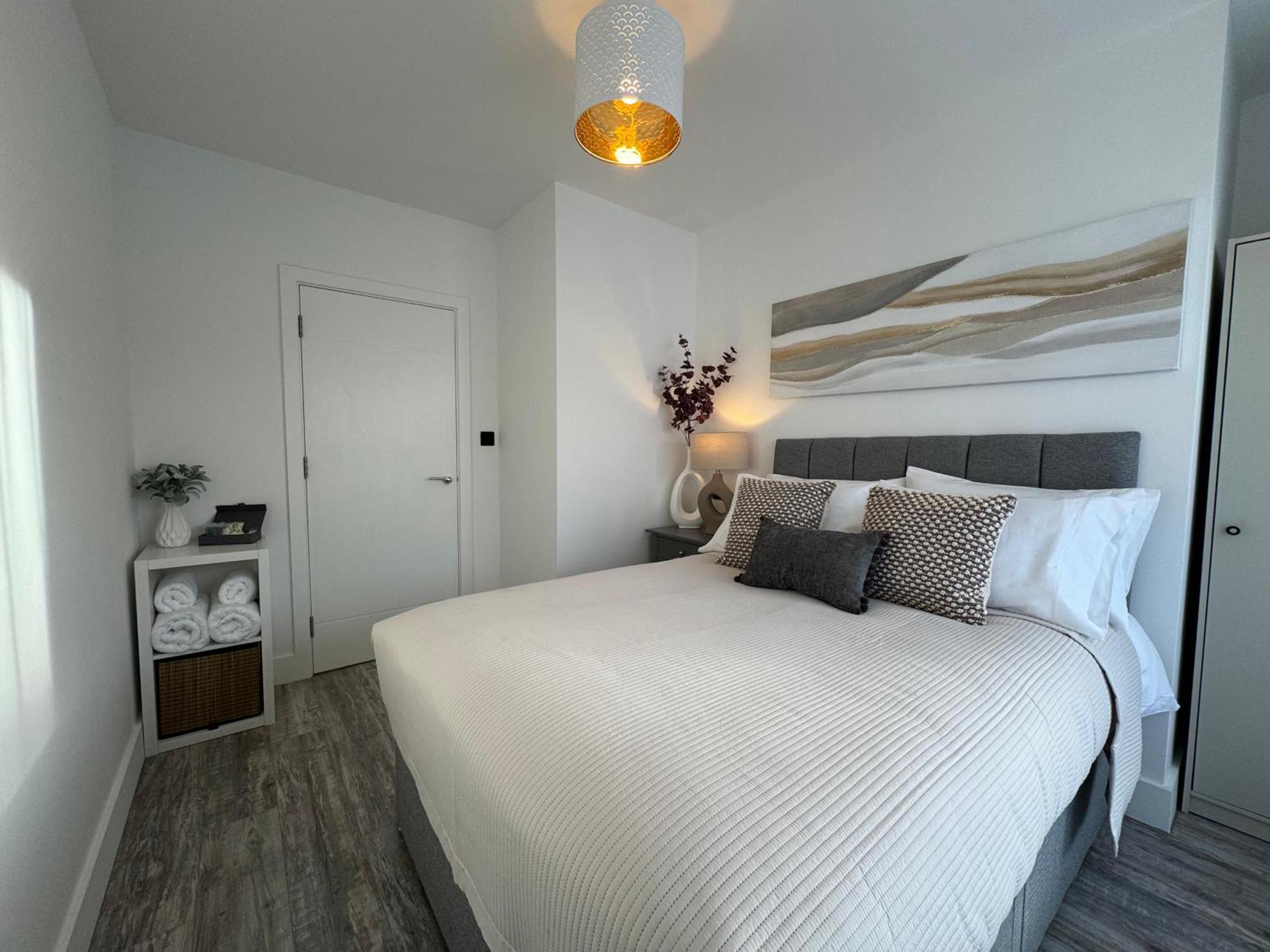 Modern One-Bedroom Apartment Суиндон Экстерьер фото