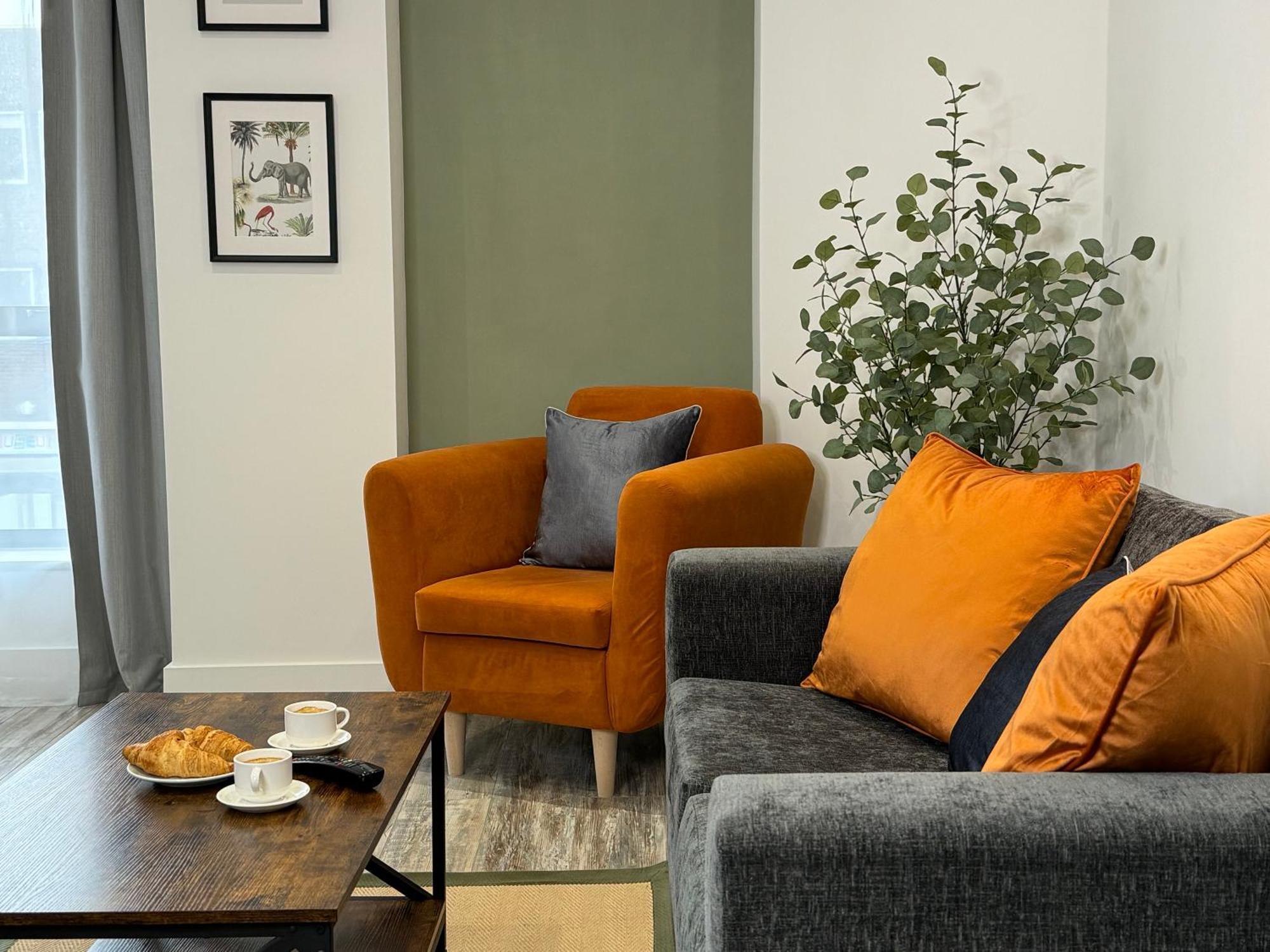 Modern One-Bedroom Apartment Суиндон Экстерьер фото