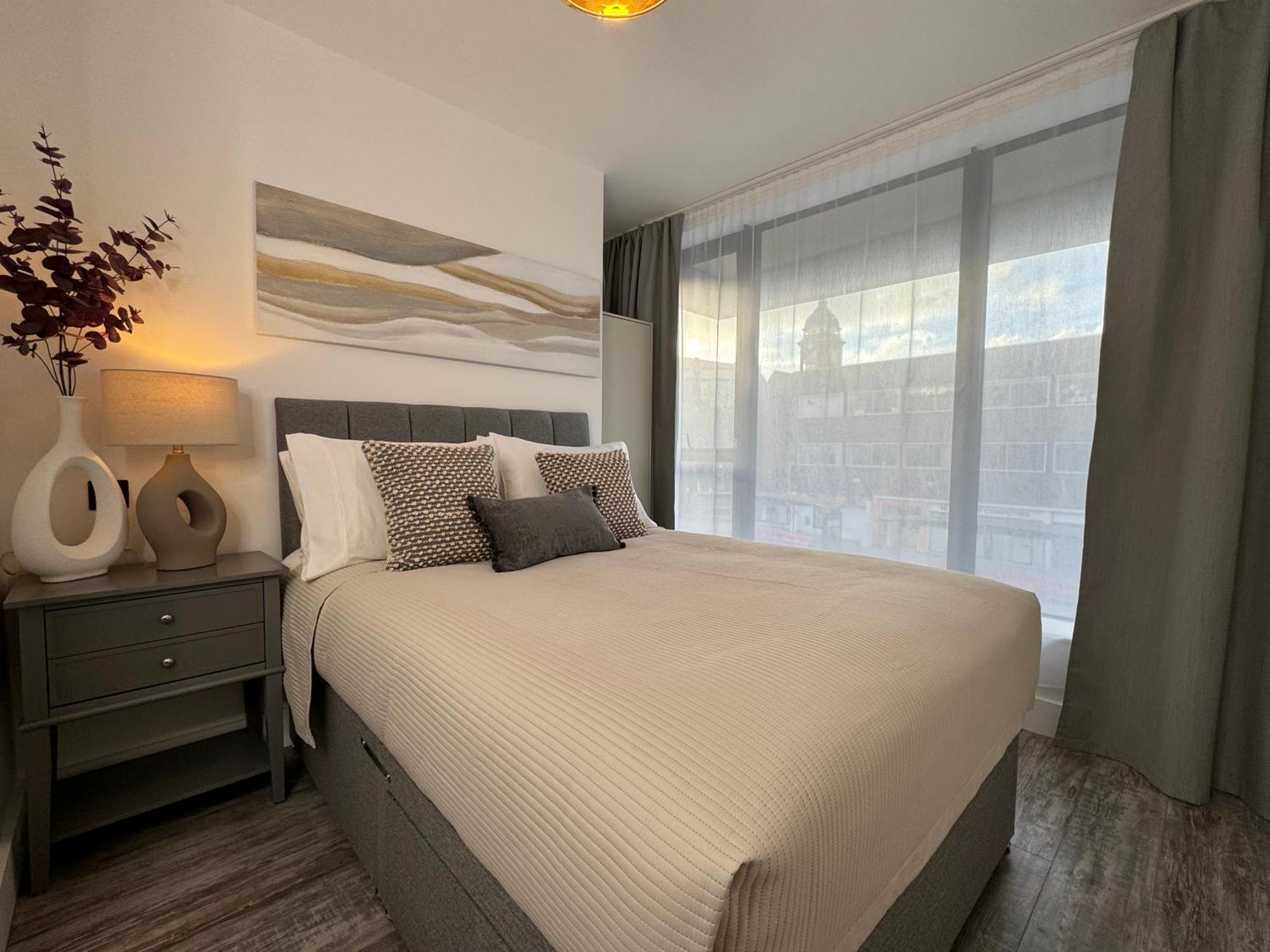 Modern One-Bedroom Apartment Суиндон Экстерьер фото