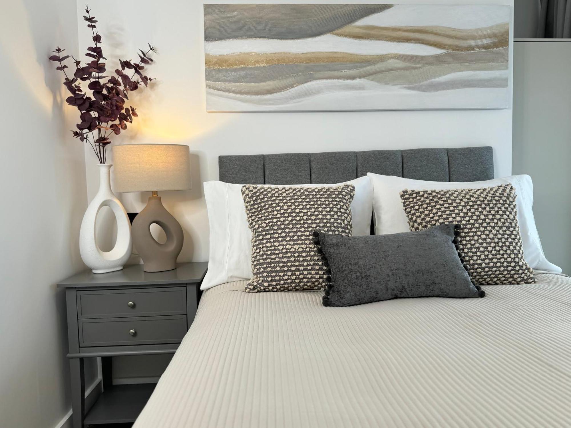 Modern One-Bedroom Apartment Суиндон Экстерьер фото