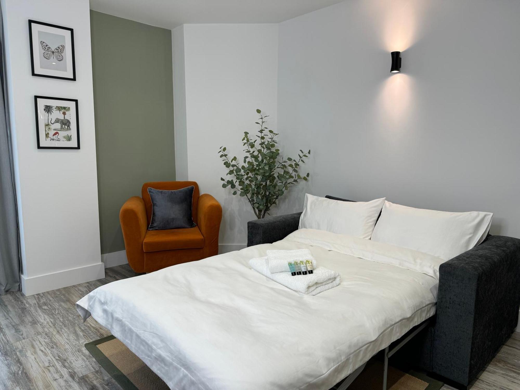 Modern One-Bedroom Apartment Суиндон Экстерьер фото