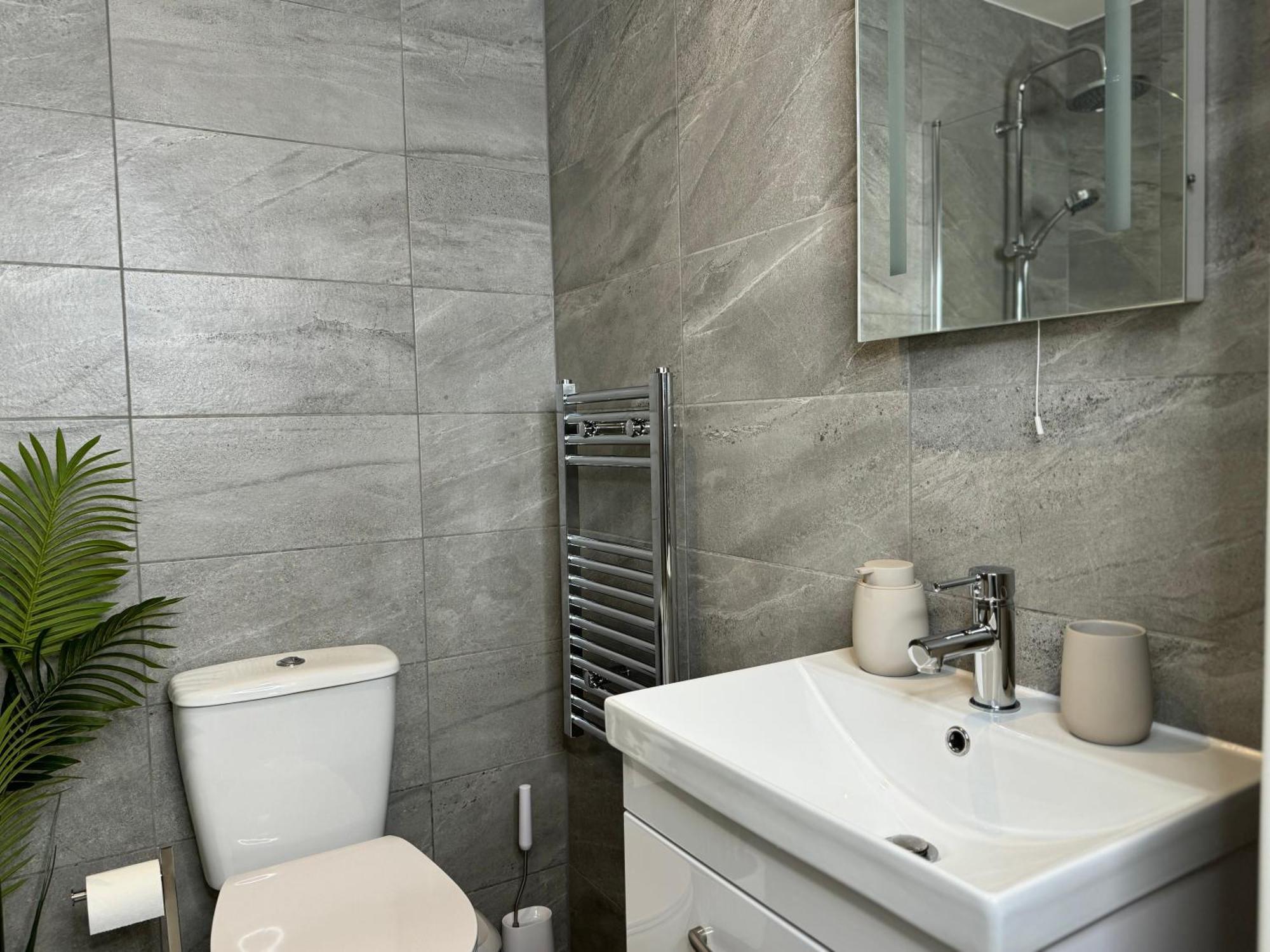 Modern One-Bedroom Apartment Суиндон Экстерьер фото