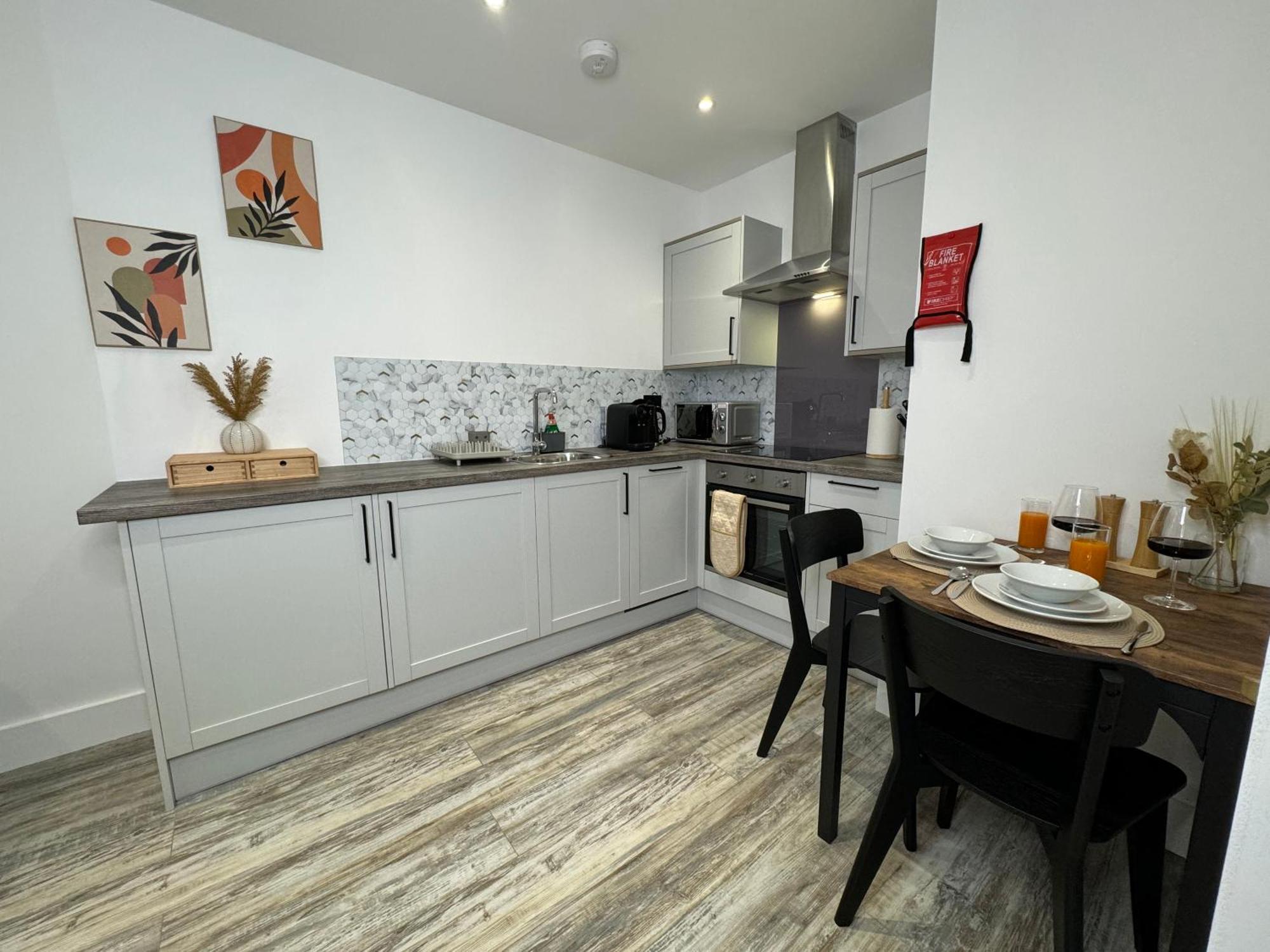 Modern One-Bedroom Apartment Суиндон Экстерьер фото