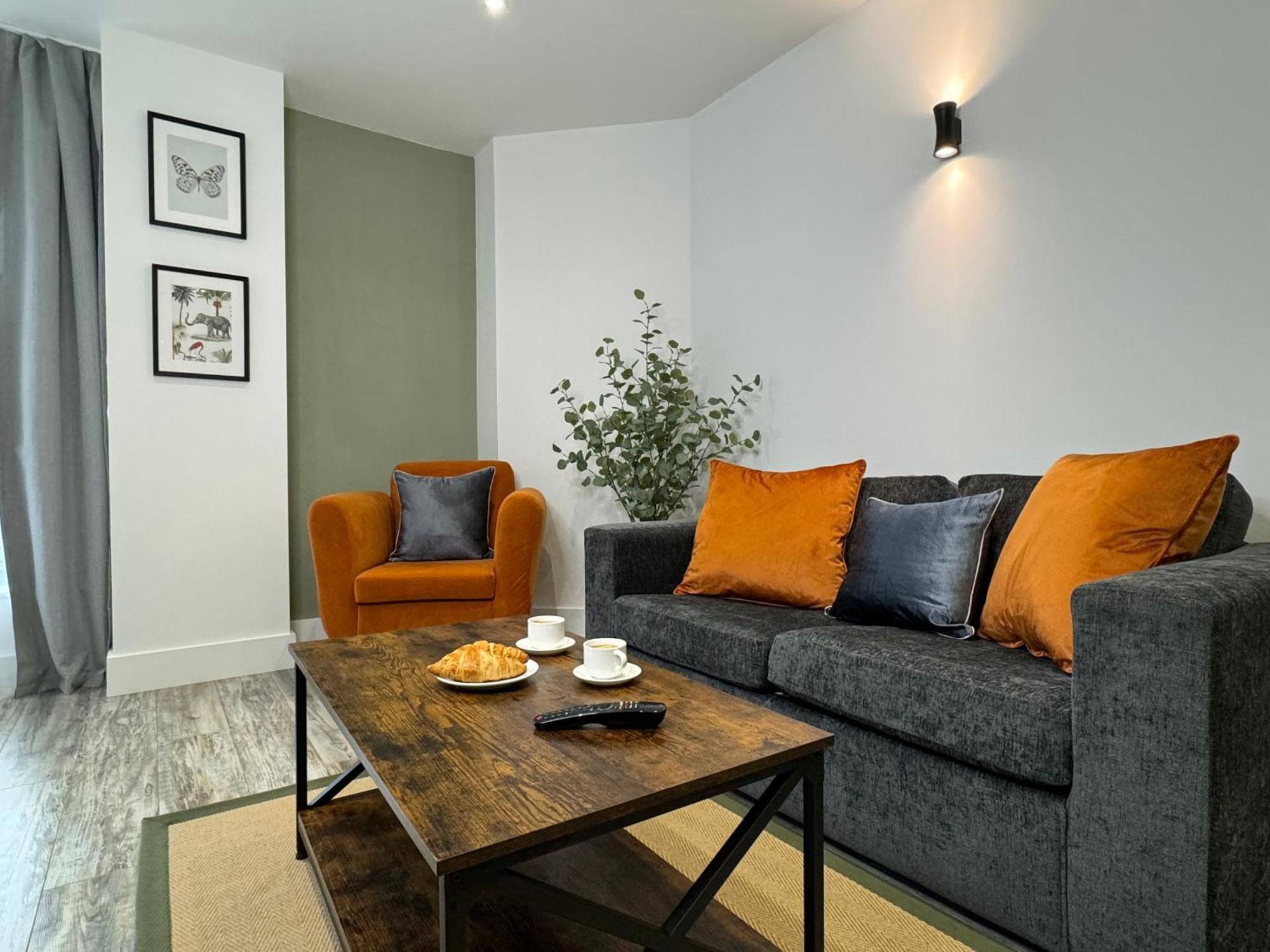 Modern One-Bedroom Apartment Суиндон Экстерьер фото